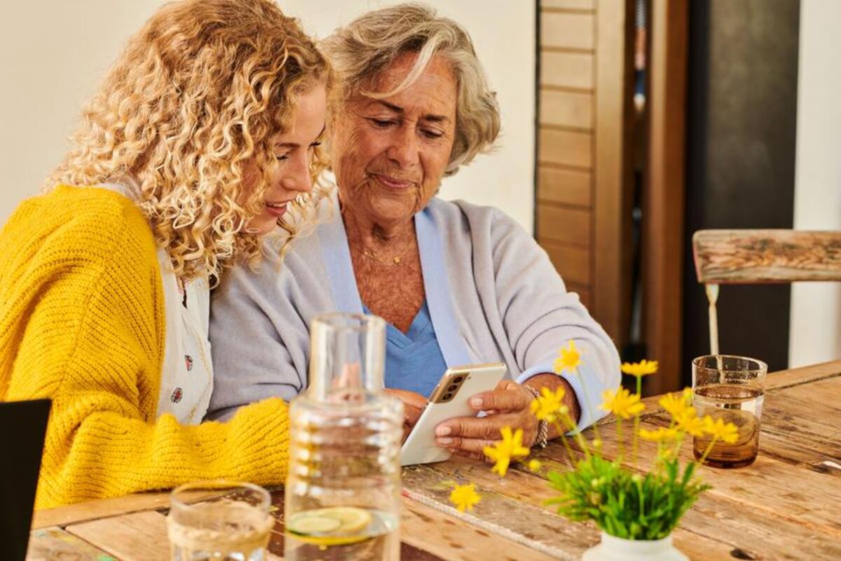 Smartfon dla seniora – 5 kluczowych ustawień, które poprawią komfort i bezpieczeństwo