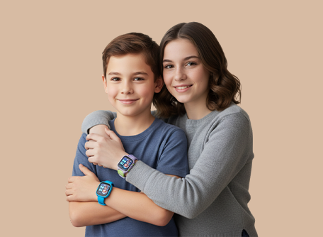 Dziewczynka i chłopiec przytulają się