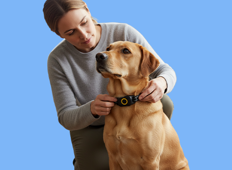 Uśmiechnięta kobieta ze swoim psem