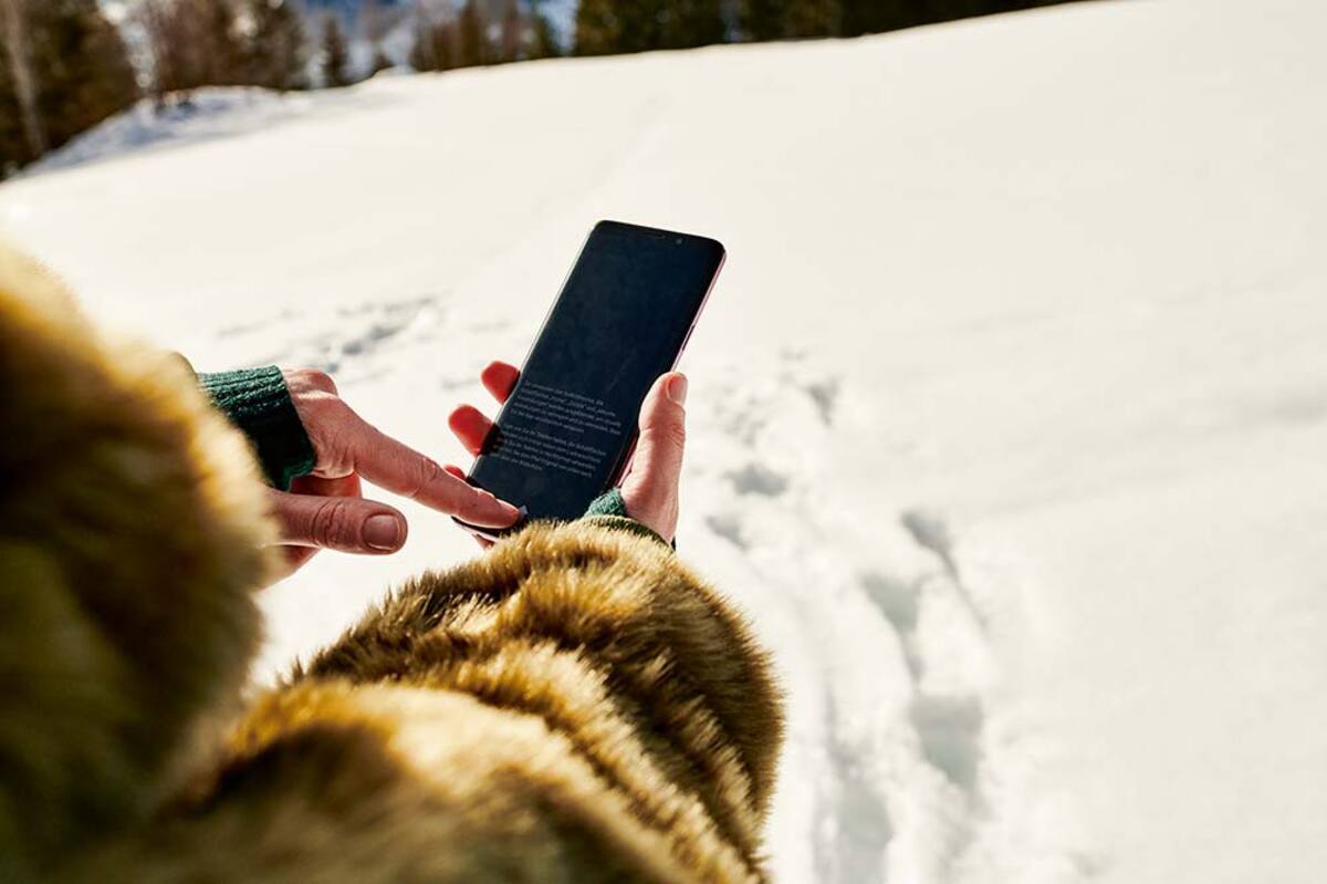 Dlaczego telefon wyłącza się na mrozie? Jak chronić smartfon i baterię zimą