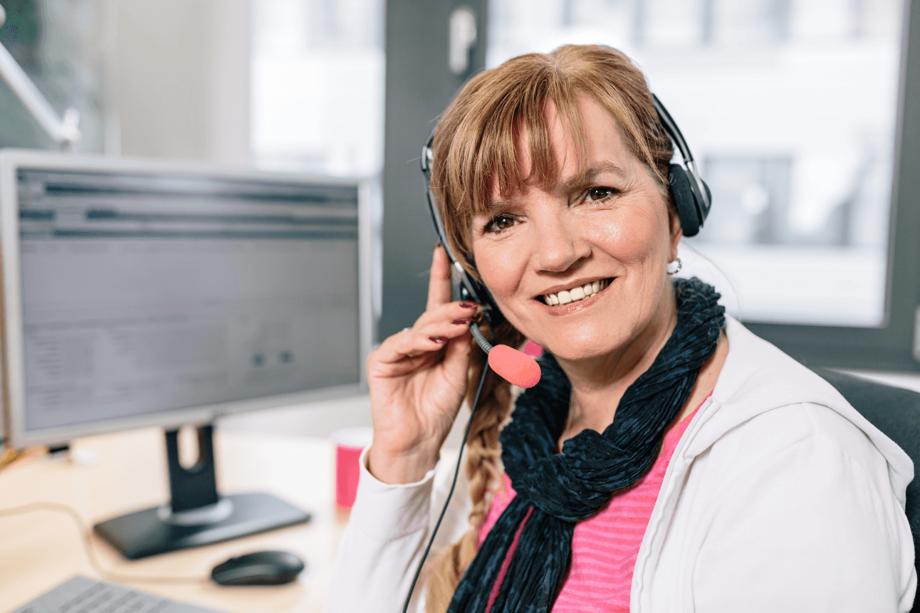 Konsultantka telefoniczna lekko się uśmiecha