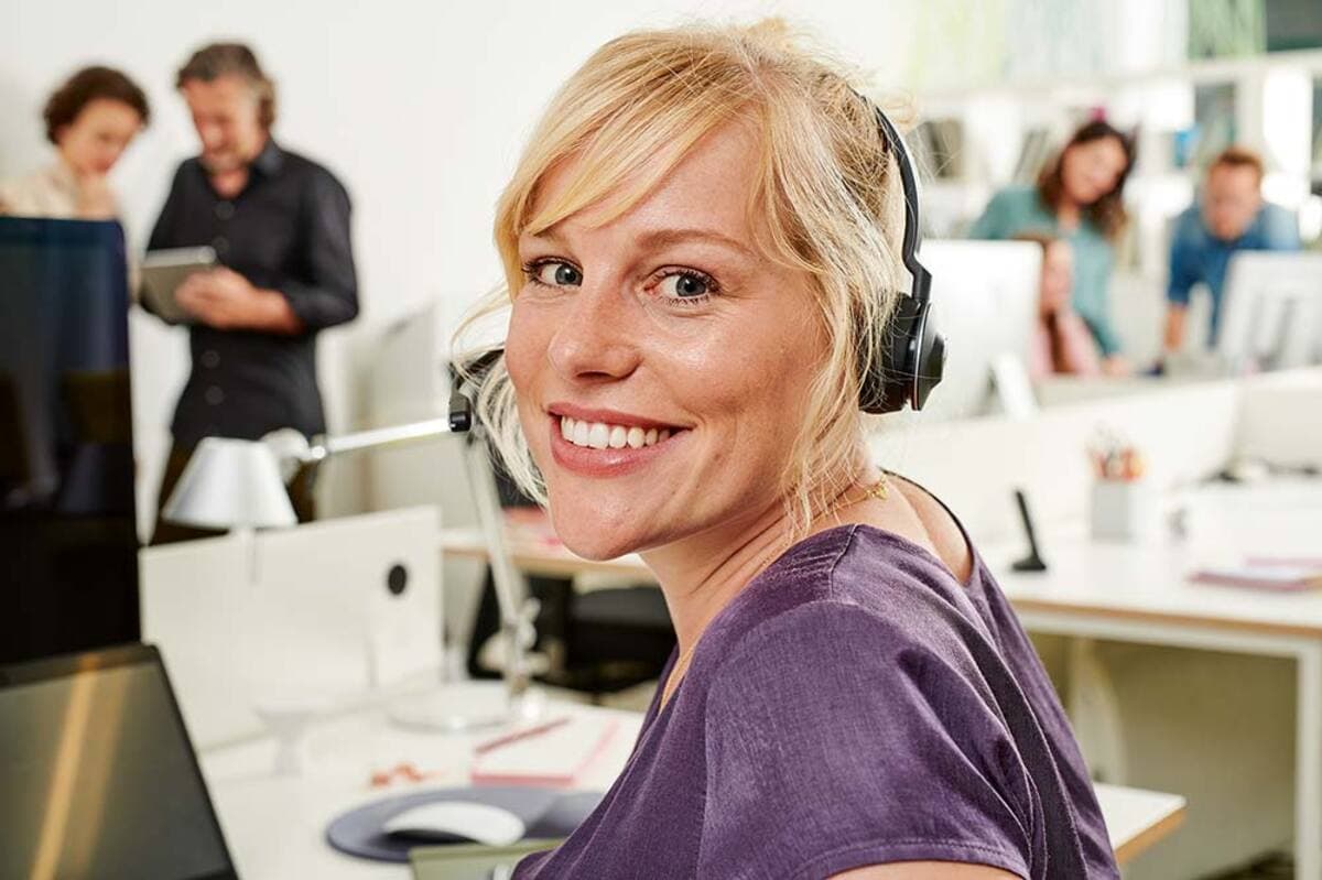 Jak wybrać słuchawki do wideokonferencji? Headset biurowy – co warto wiedzieć?