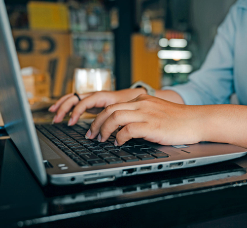 Osoba pisząca na laptopie