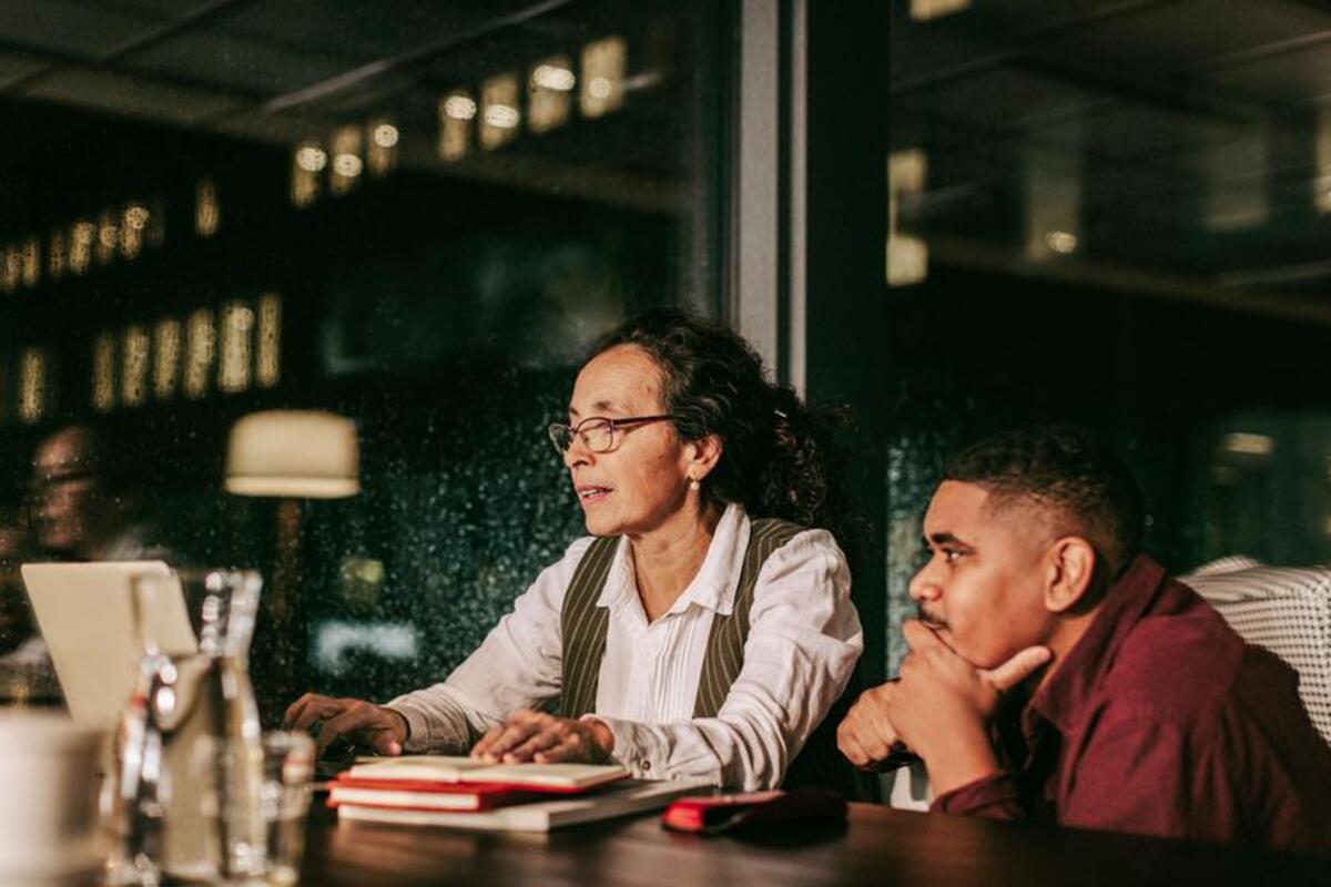 Prędkość internetu w nocy – czemu czasem zwalnia, a czasem przyspiesza?