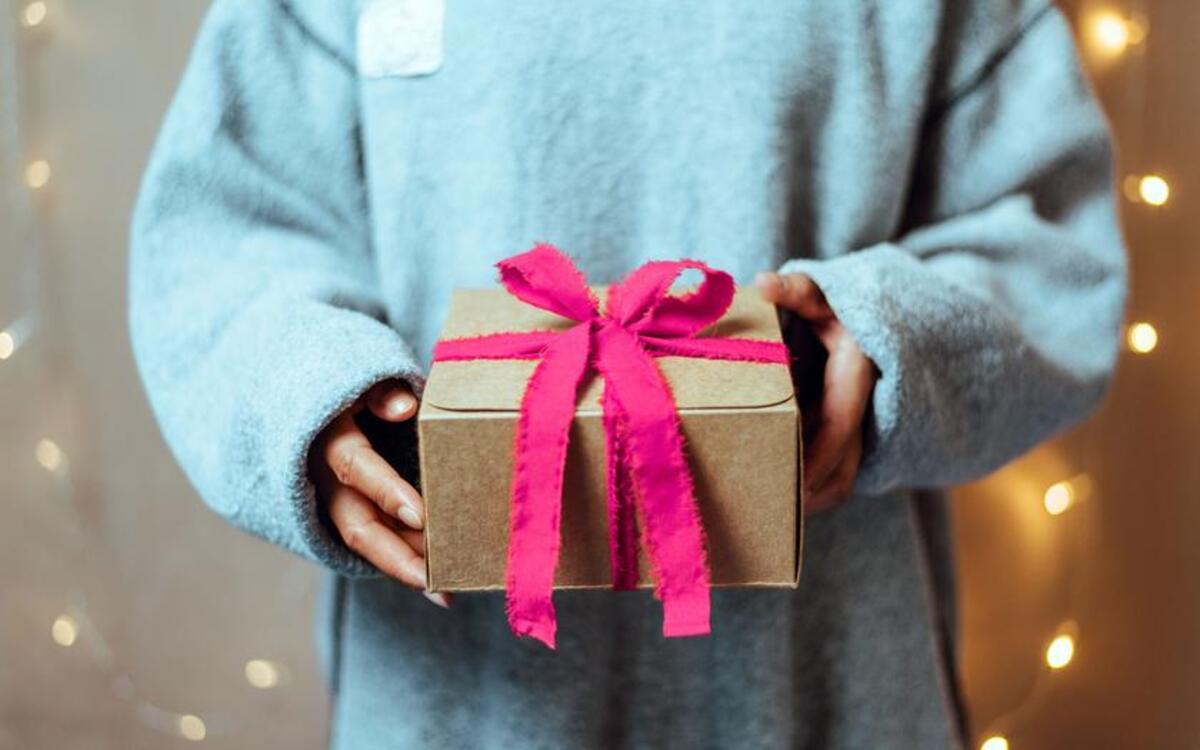 Jak mądrze wybrać elektronikę na prezent? Poradnik zakupowy (smartfon, smartwatch, słuchawki)