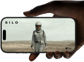 Dłoń trzyma iPhone’a 17 Pro, [NDA], odtwarzanie filmu na ustawionym w orientacji poziomej, sięgającym krawędzi wyświetlaczu demonstruje wydajność baterii