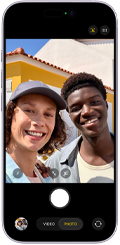 iPhone 17, przód obudowy, na ekranie zaprezentowana funkcja Centrum uwagi w zdjęciach