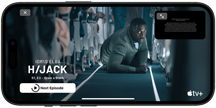 iPhone 15 z odtwarzanym odcinkiem serialu „W powietrzu” w Apple TV+