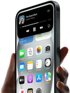 iPhone 15 trzymany w dłoni, widać Dynamic Island z informacjami o obserwowanym przejeździe taksówką.