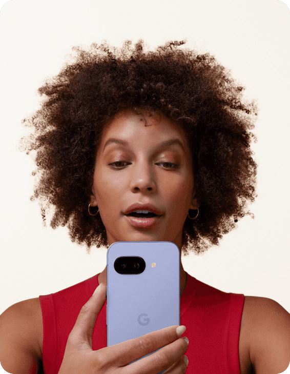 Kobieta patrząca na Google Pixel 9a