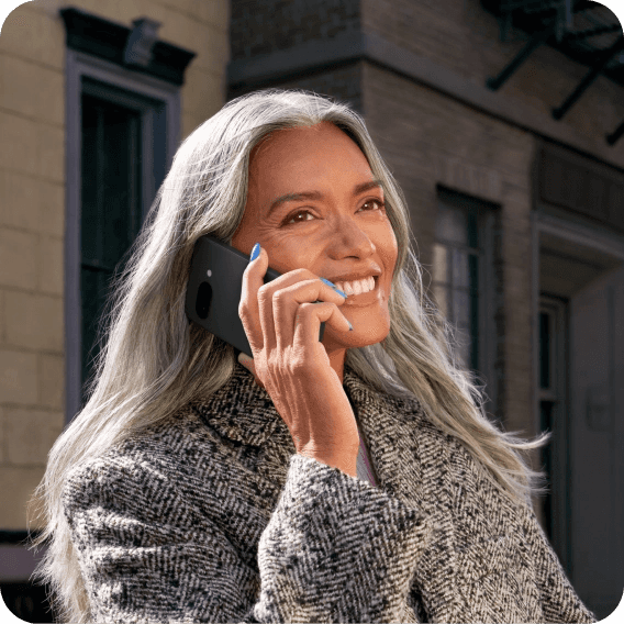 Kobieta rozmawiająca na Google Pixel 9a