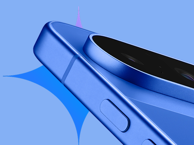 Zdjęcie przytulającej się rodziny. Na dole jest napis: po prostu