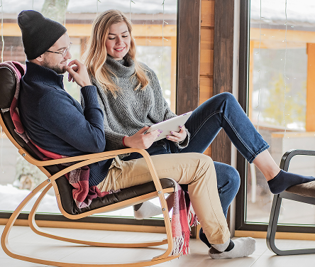 Obrazek przedstawiajacy kobietę z&nbsp;tabletem