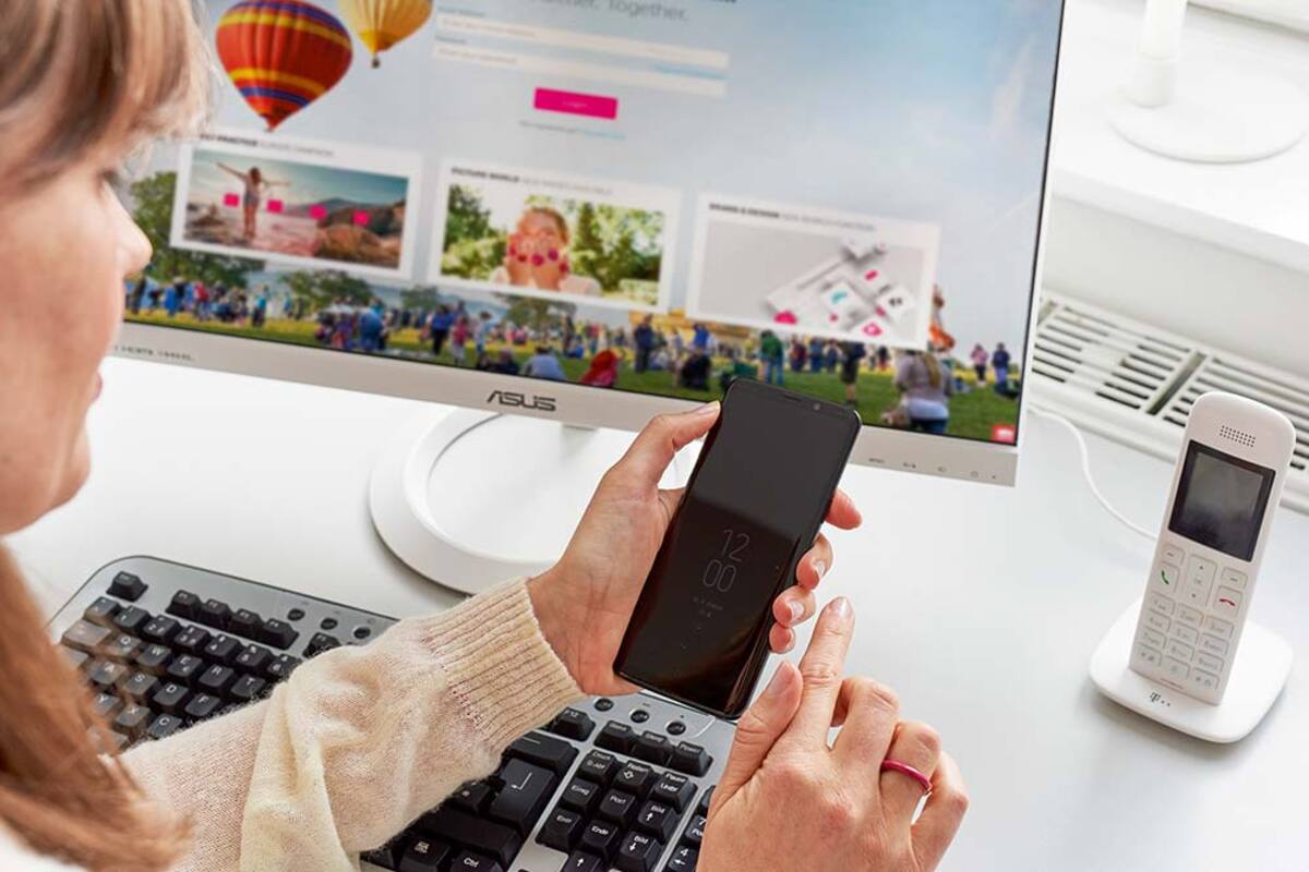 Kobieta korzystająca z telefonu służbowego