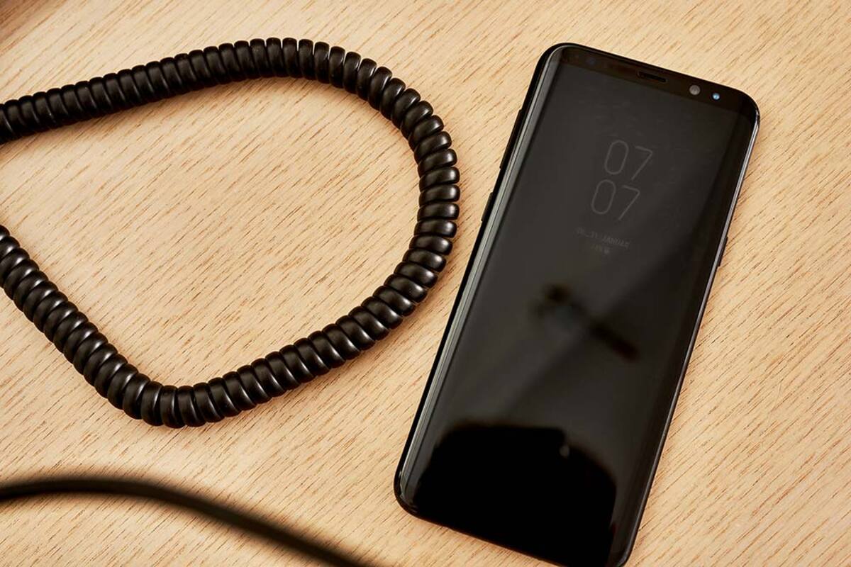 Smartfon leży na biurku