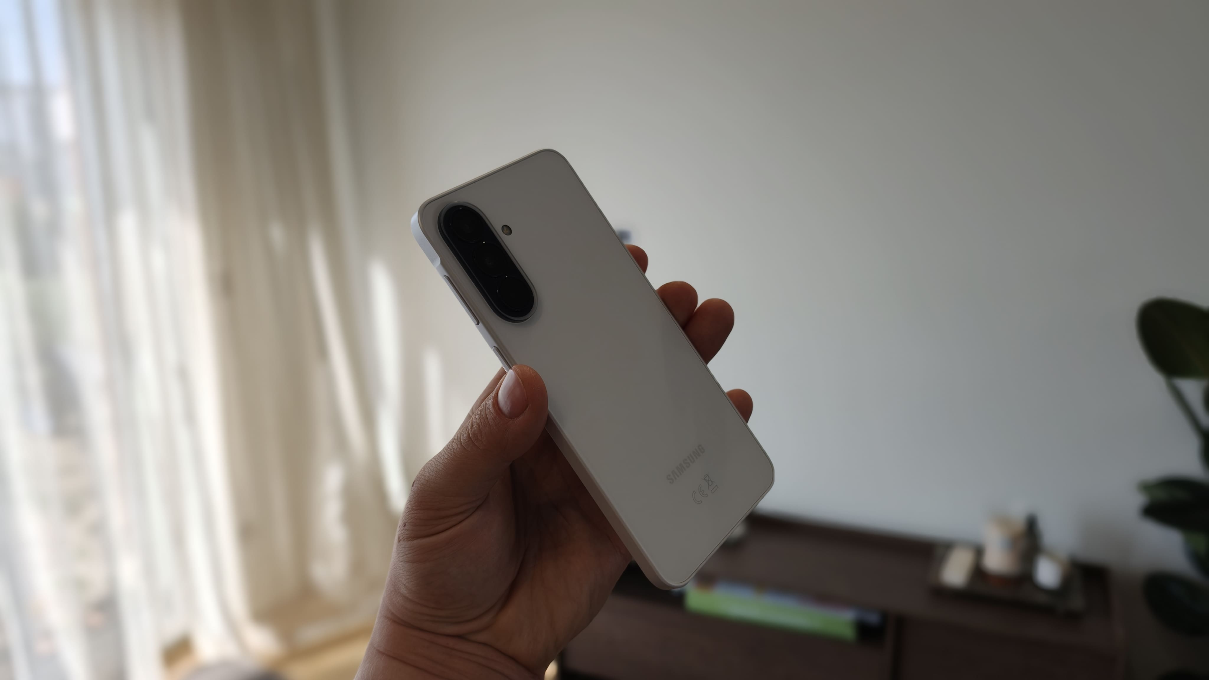 Samsung Galaxy A37 w dłoni