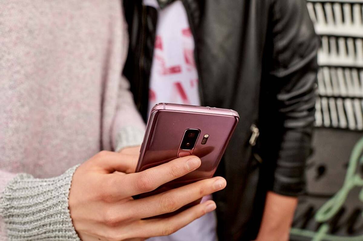 Różowy smartfon