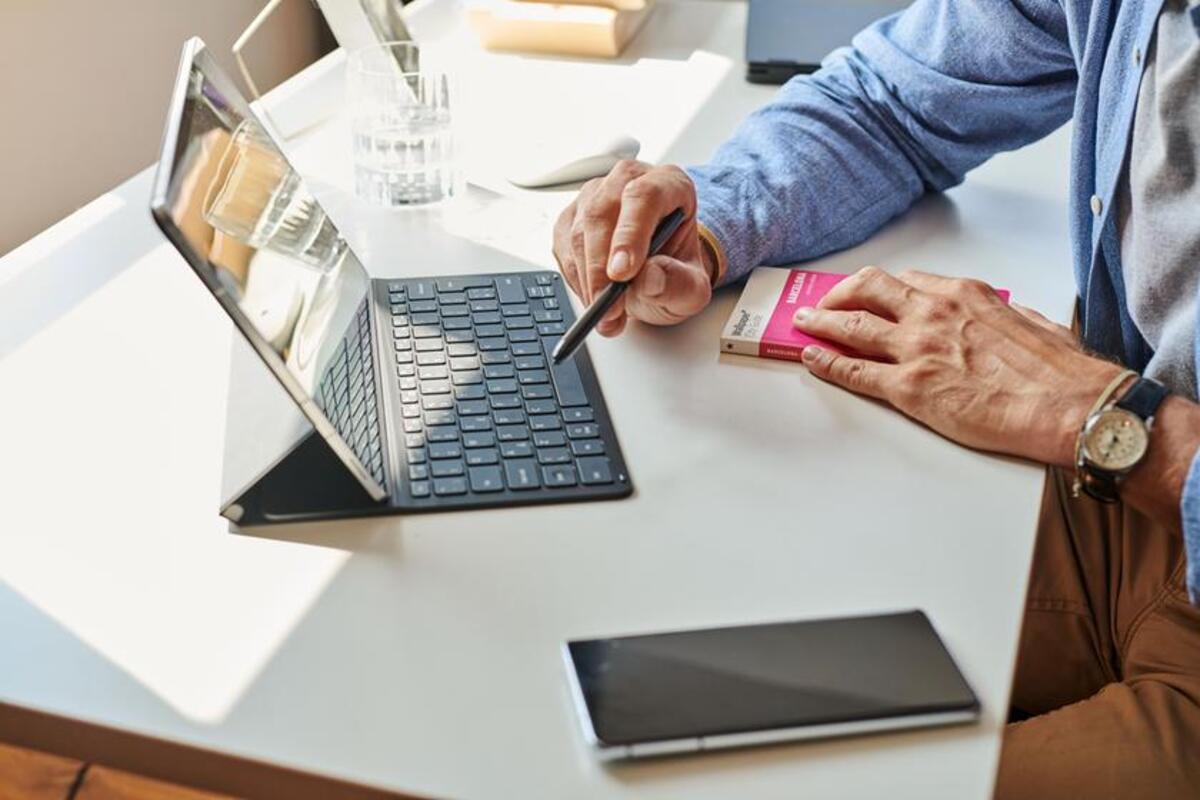 Rozplanowywanie domowego budżetu na laptopie