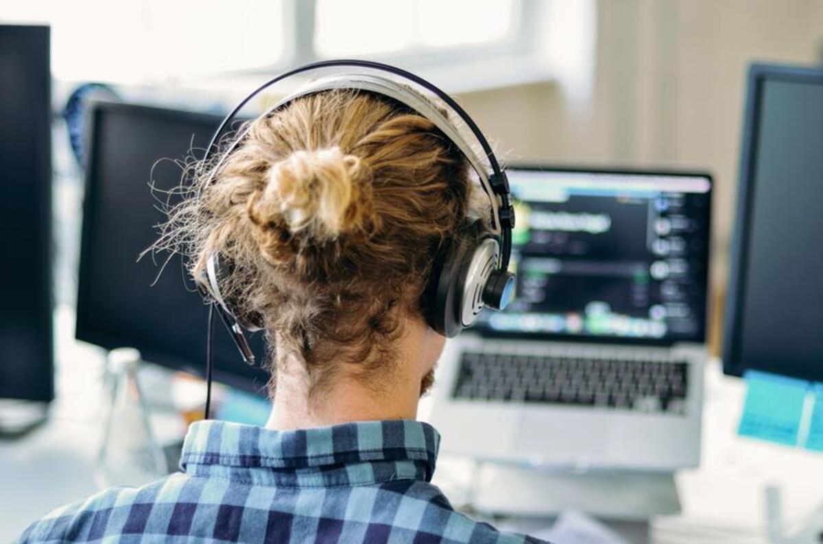 Kobieta w słuchawkach podczas rozmowy służbowej