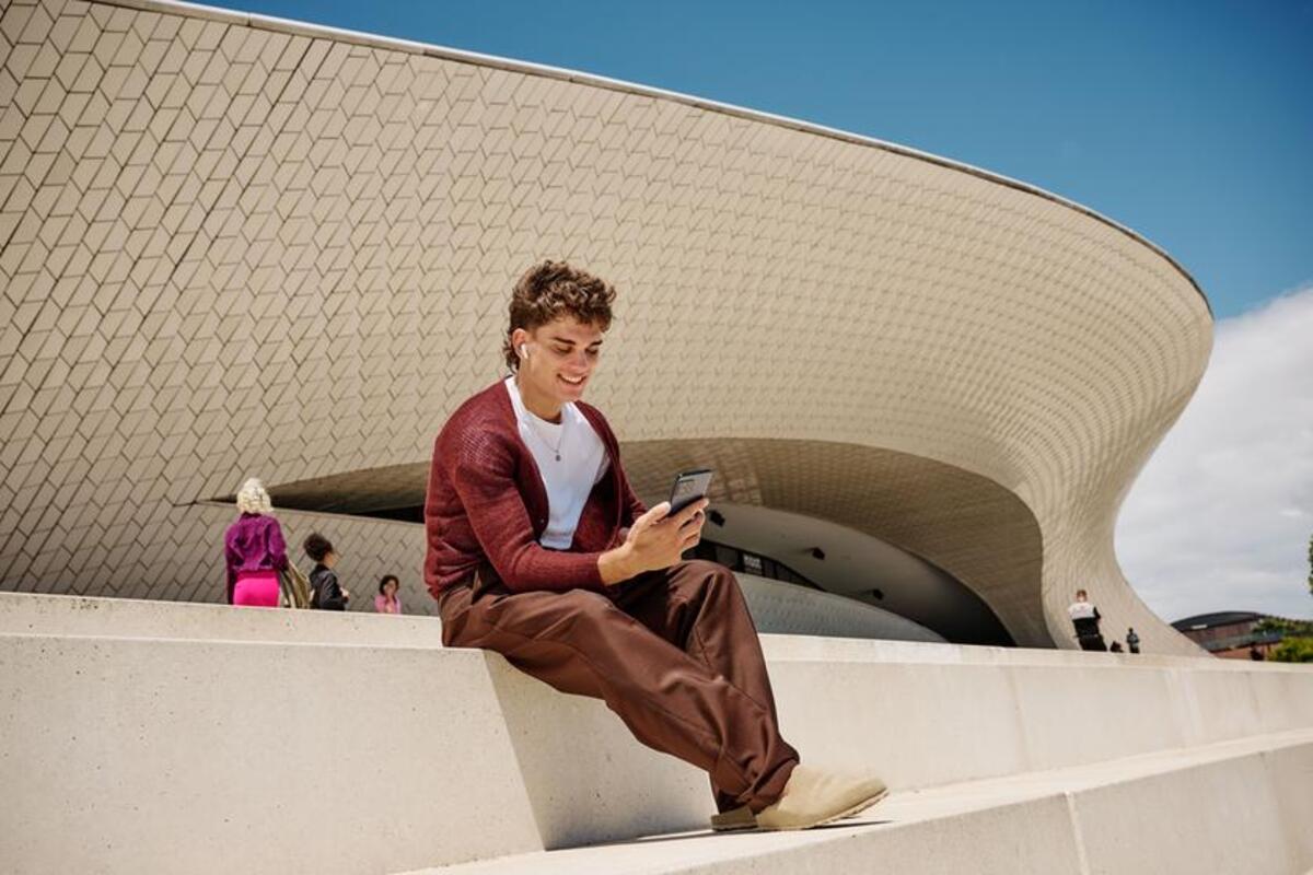 Młody chłopak wysyła wiadomość na telefonie