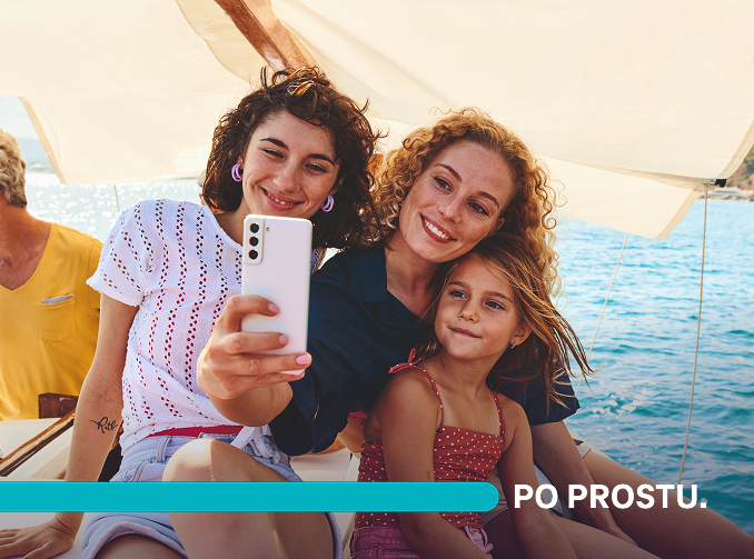 dwie kobiety i dziewczynka robiący sobie selfie na tle morza