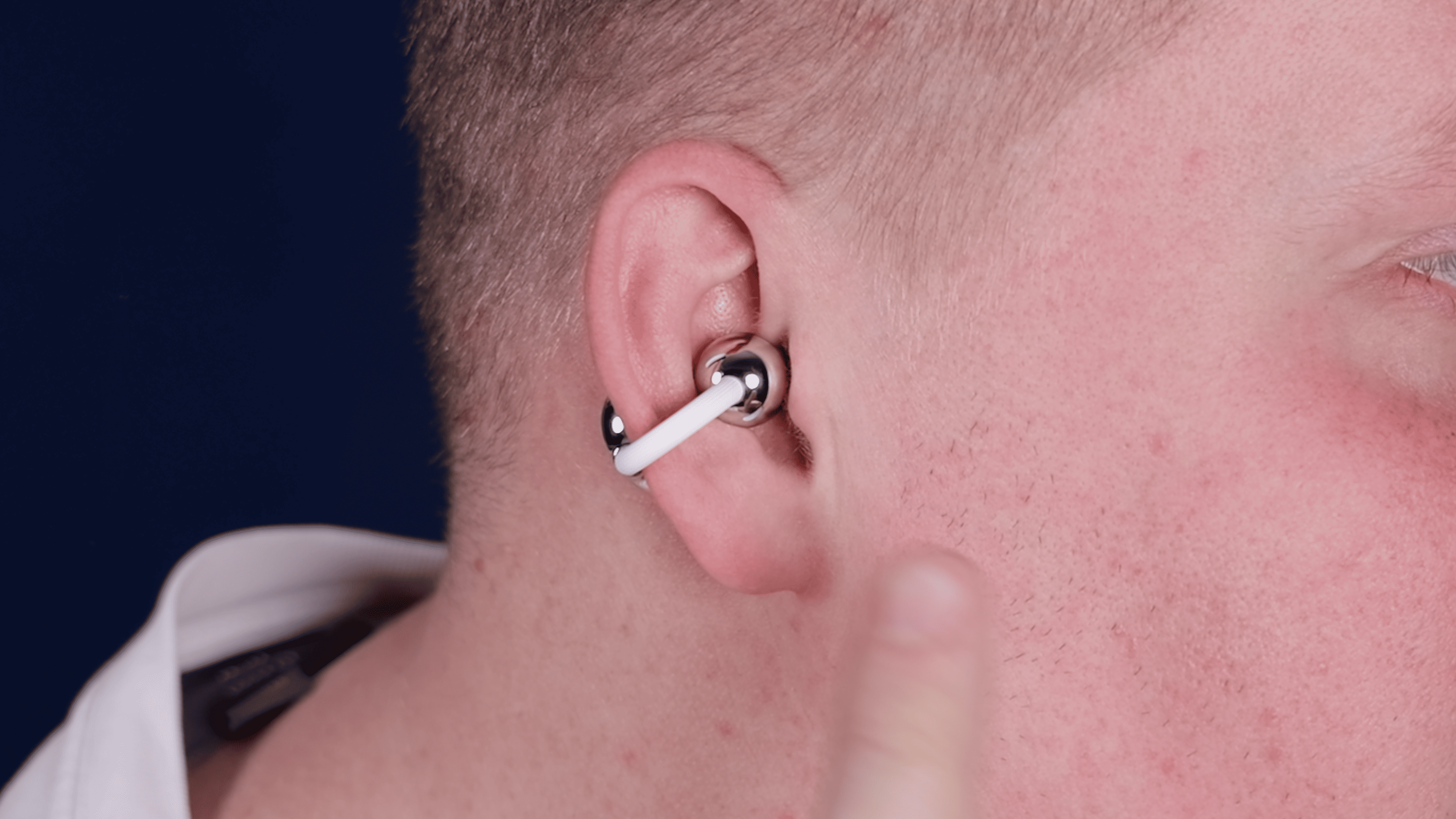 Słuchawka Huawei FreeClip 2 w uchu