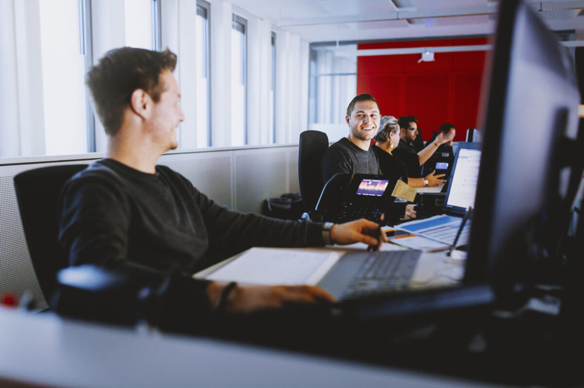 Zespół podczas codziennej pracy w biurze