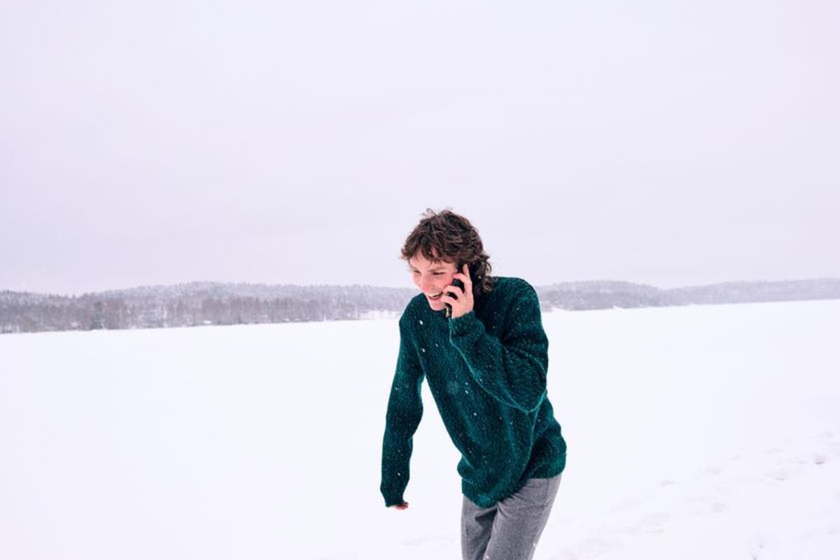 Mężczyzna podczas rozmowy przez telefon