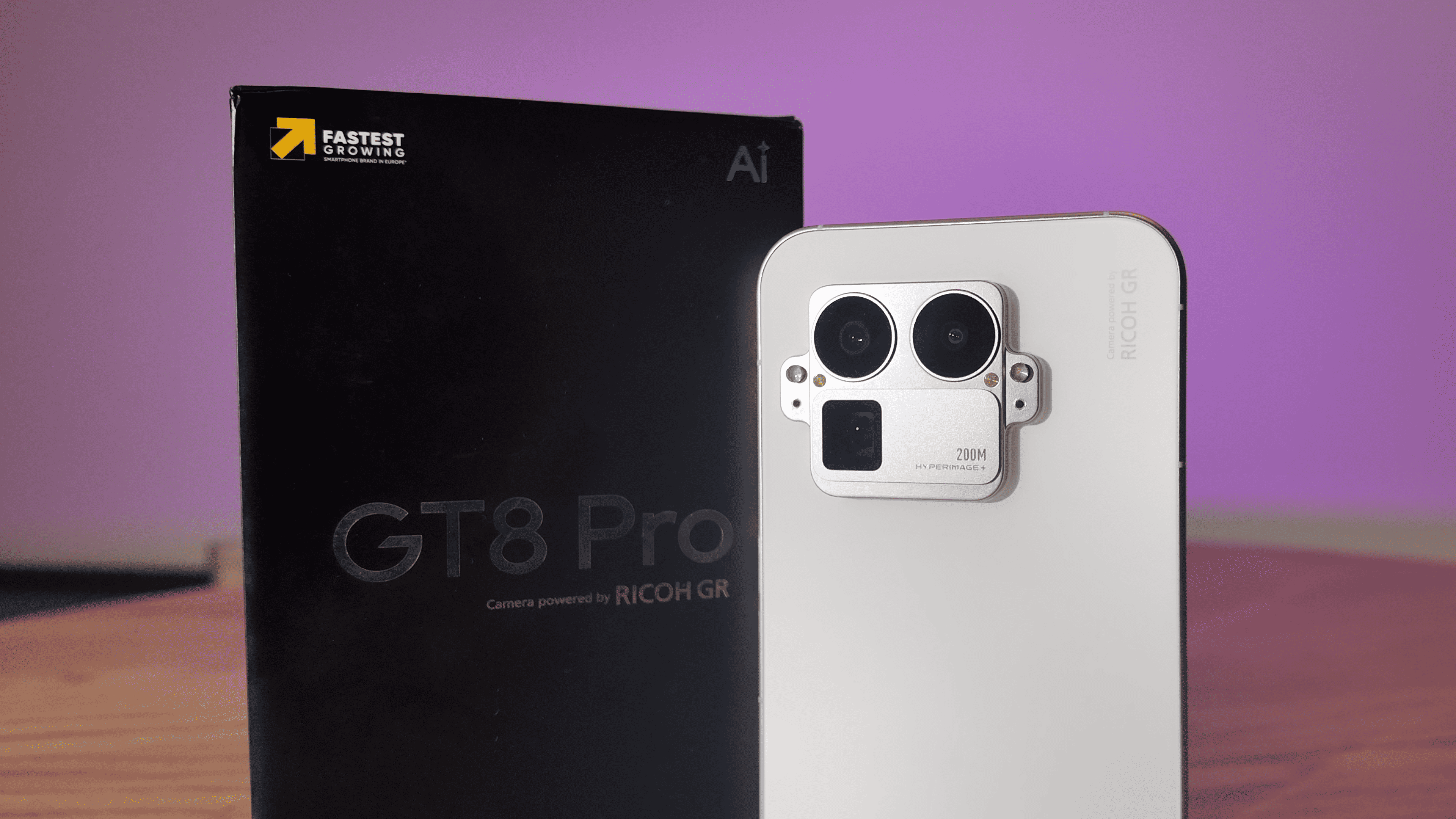 Realme GT8 Pro - tył smartfona i pudełko