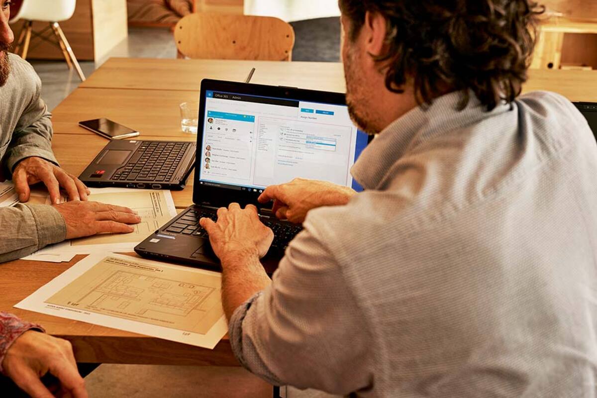 Praca na laptopie - korzystanie z komunikatorów