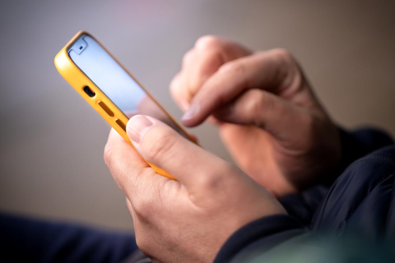 Zbliżenie na telefon trzymany w dłoniach