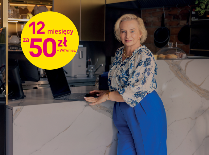 kobieta pracująca na laptopie którą oplata ścieżka światłowodu