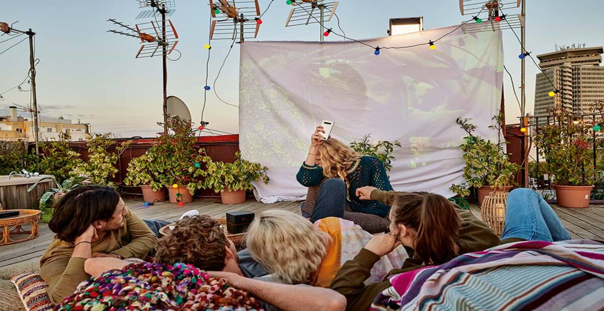 Młodzi ludzie na wakacjach korzystają z promocji Summer of Youth