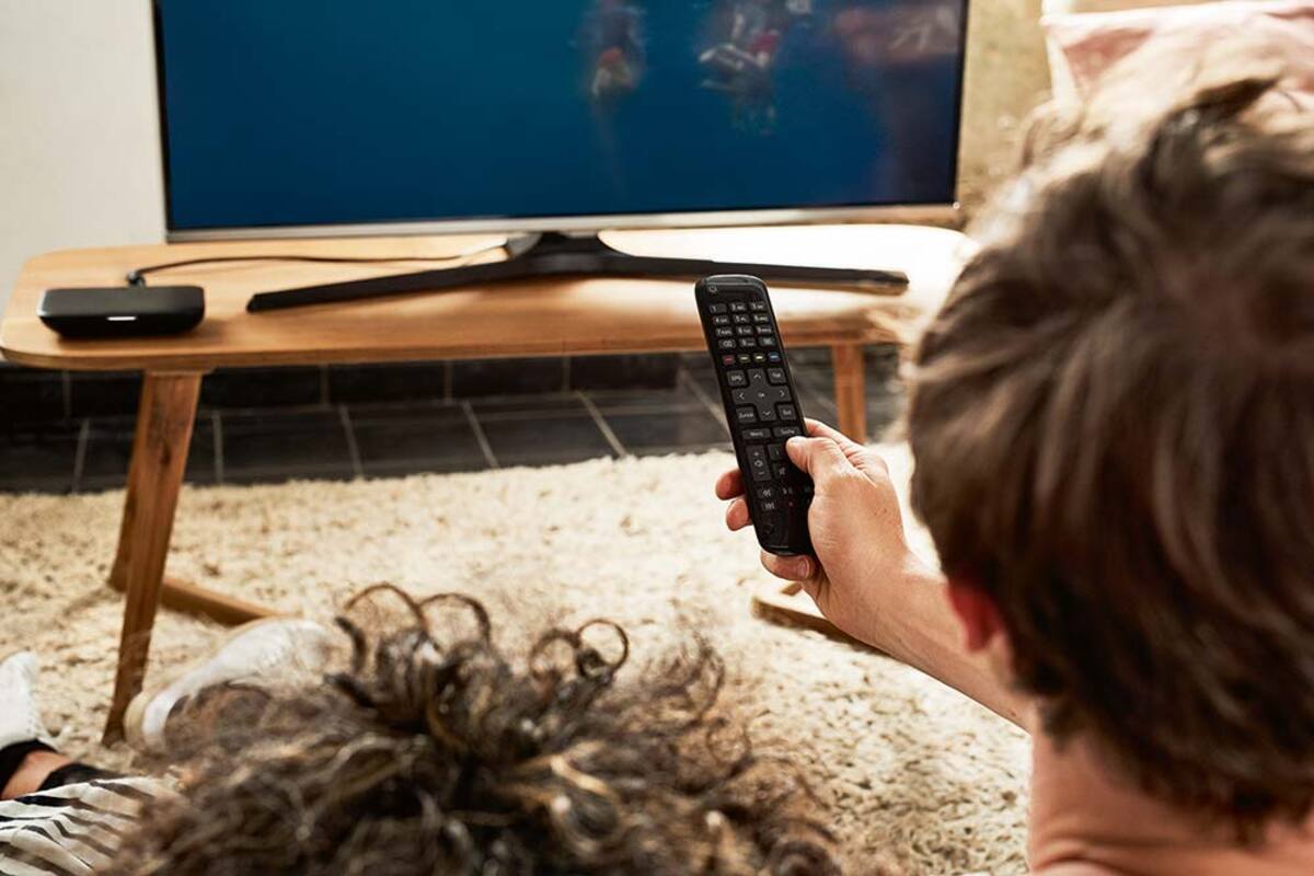 Oglądanie telewizji w salonie