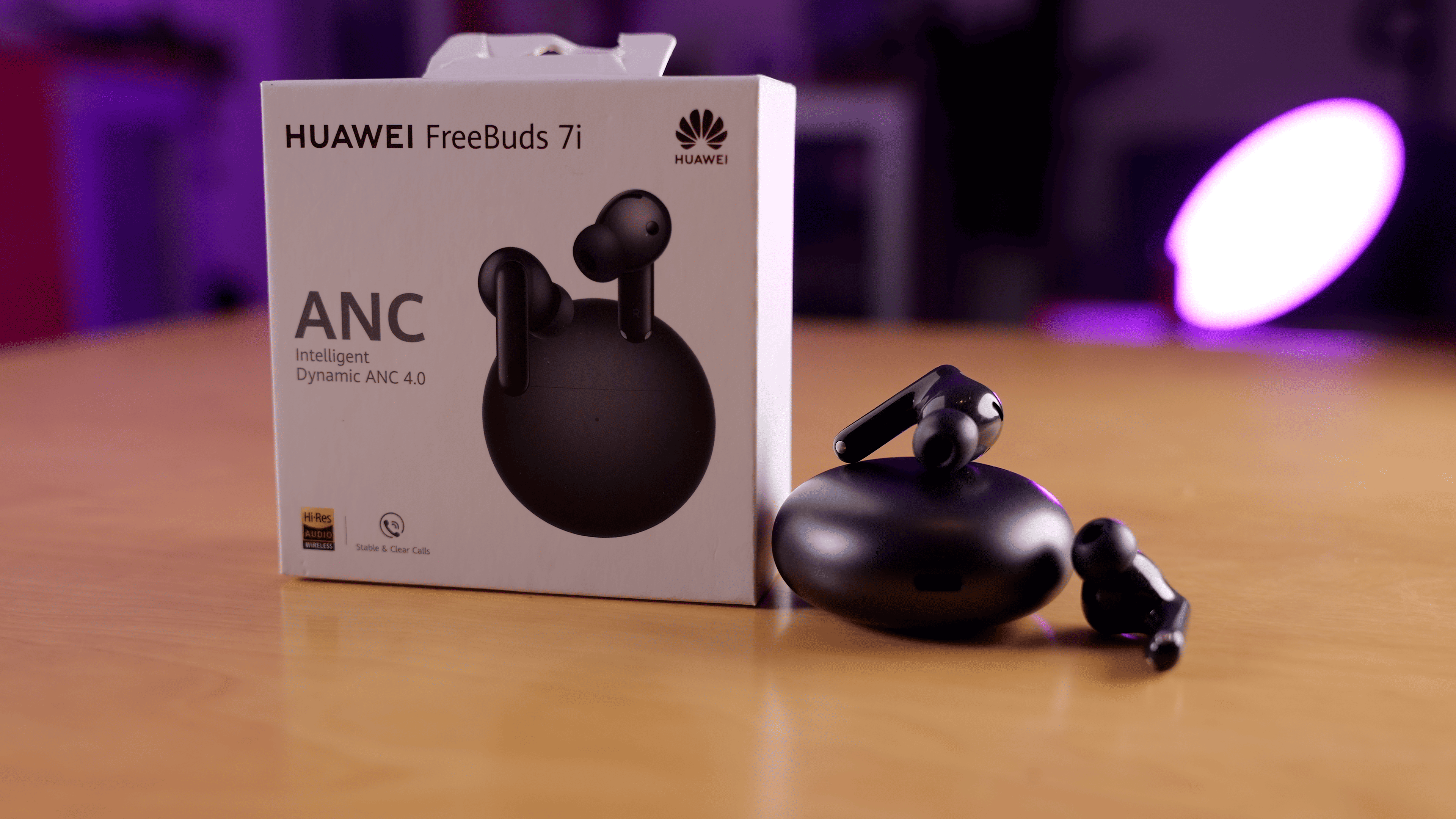 Słuchawki douszne Huawei Freebuds 7i - pudełko i słuchawki ze stacją