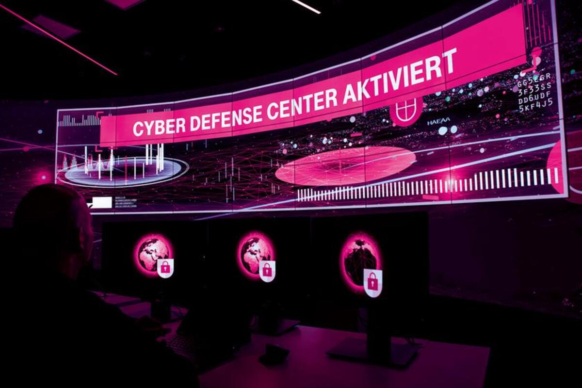 Grafika symbolizująca walkę z cyberzagrożeniami w sieci.