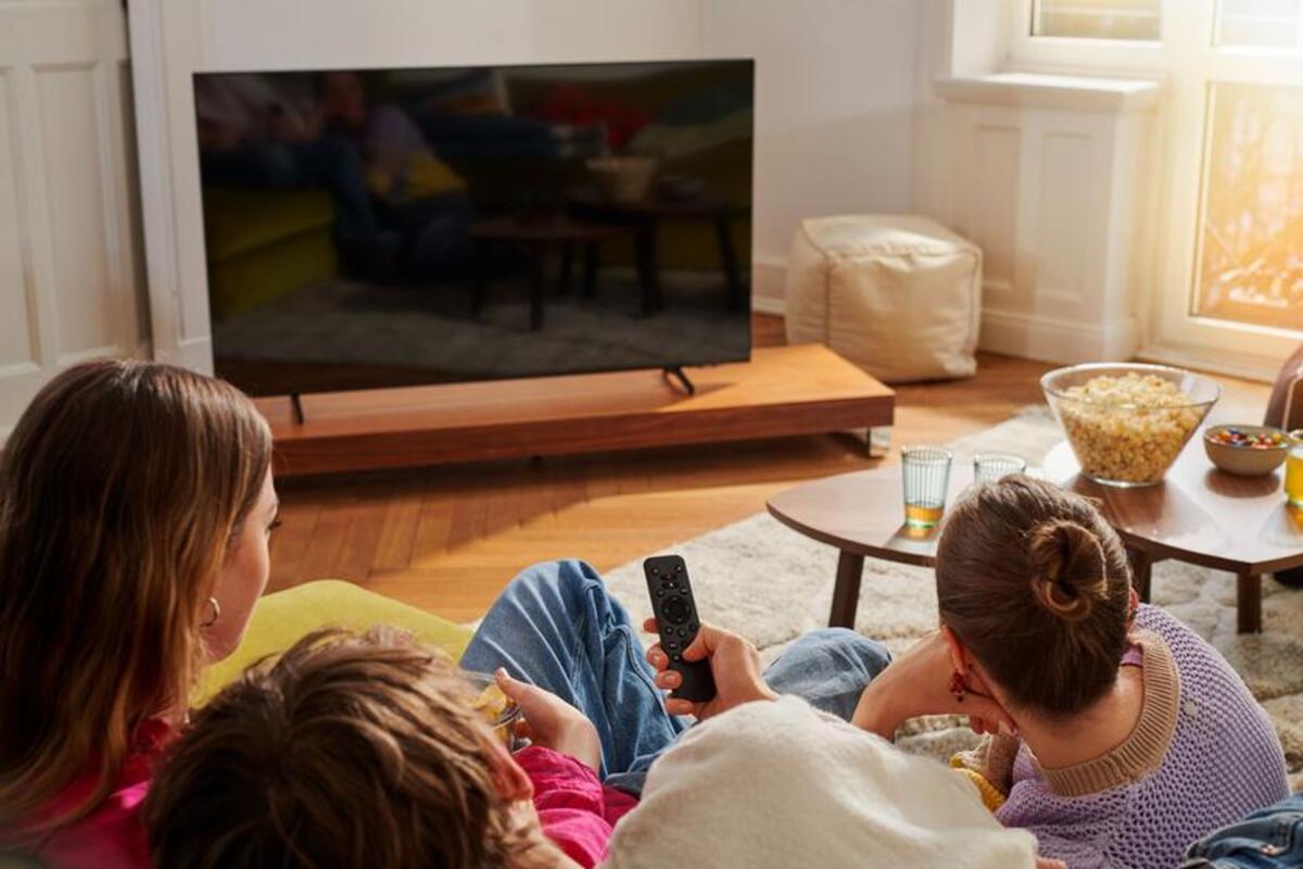 Rodzina uruchamia nagrane materiały na telewizorze