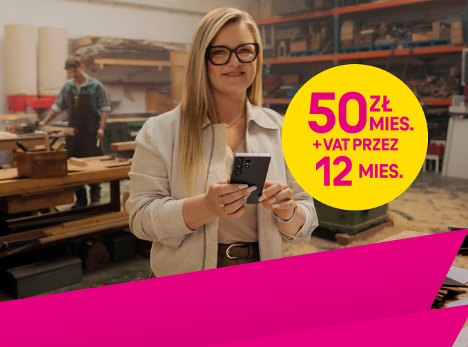 kobieta pracująca w stolarni z telefonem w ręku