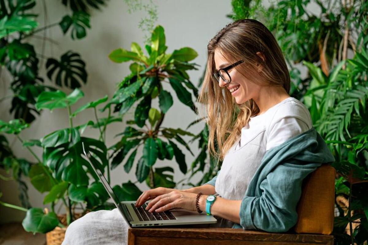 Kobieta podczas pracy na laptopie