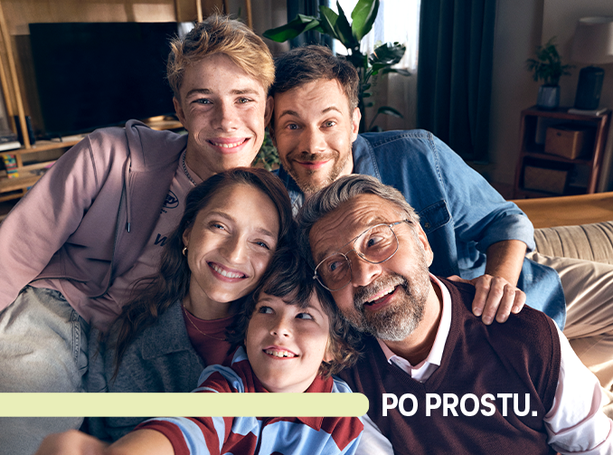 Rodzina w salonie robiąca sobie selfie