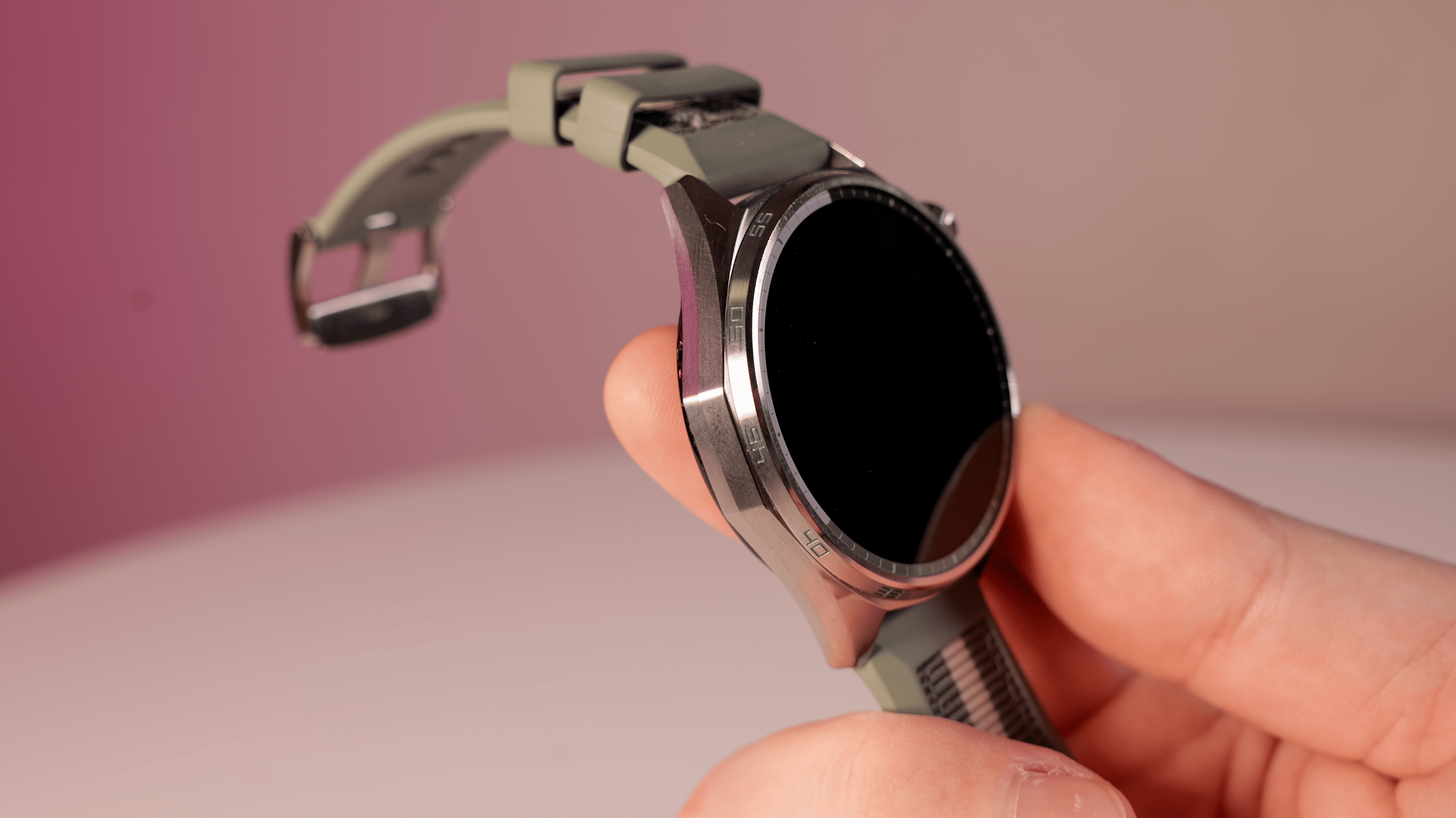 Huawei Watch GT6 trzymany w dłoni