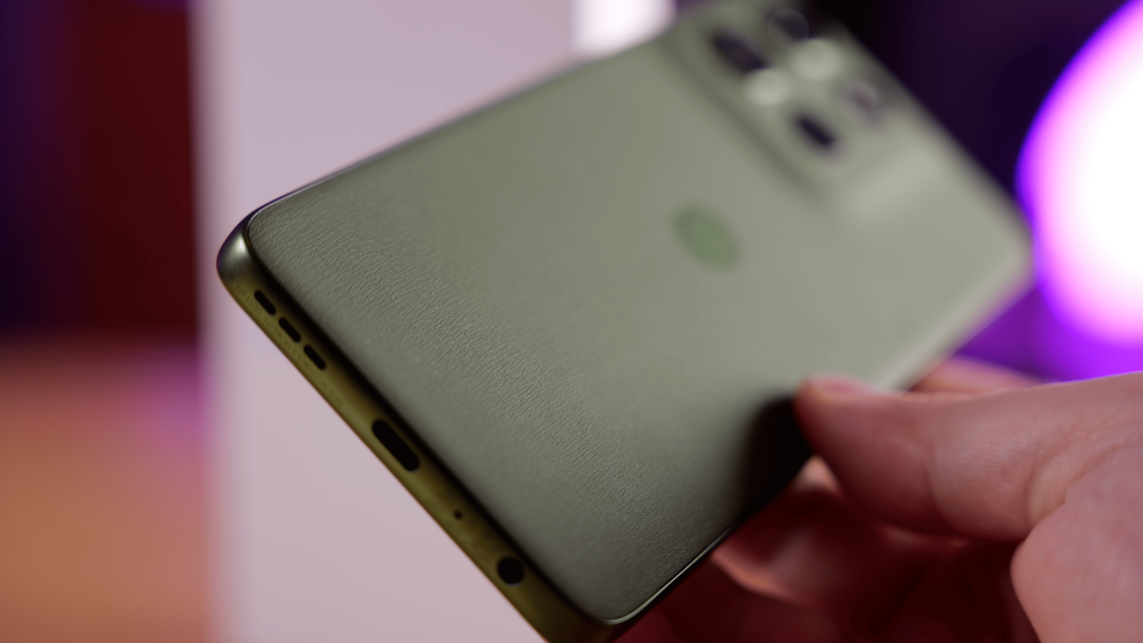 Smartfon Motorola G56 5G w dłoni