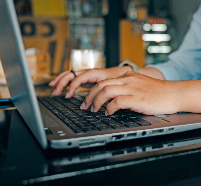 Osoba pisząca na laptopie