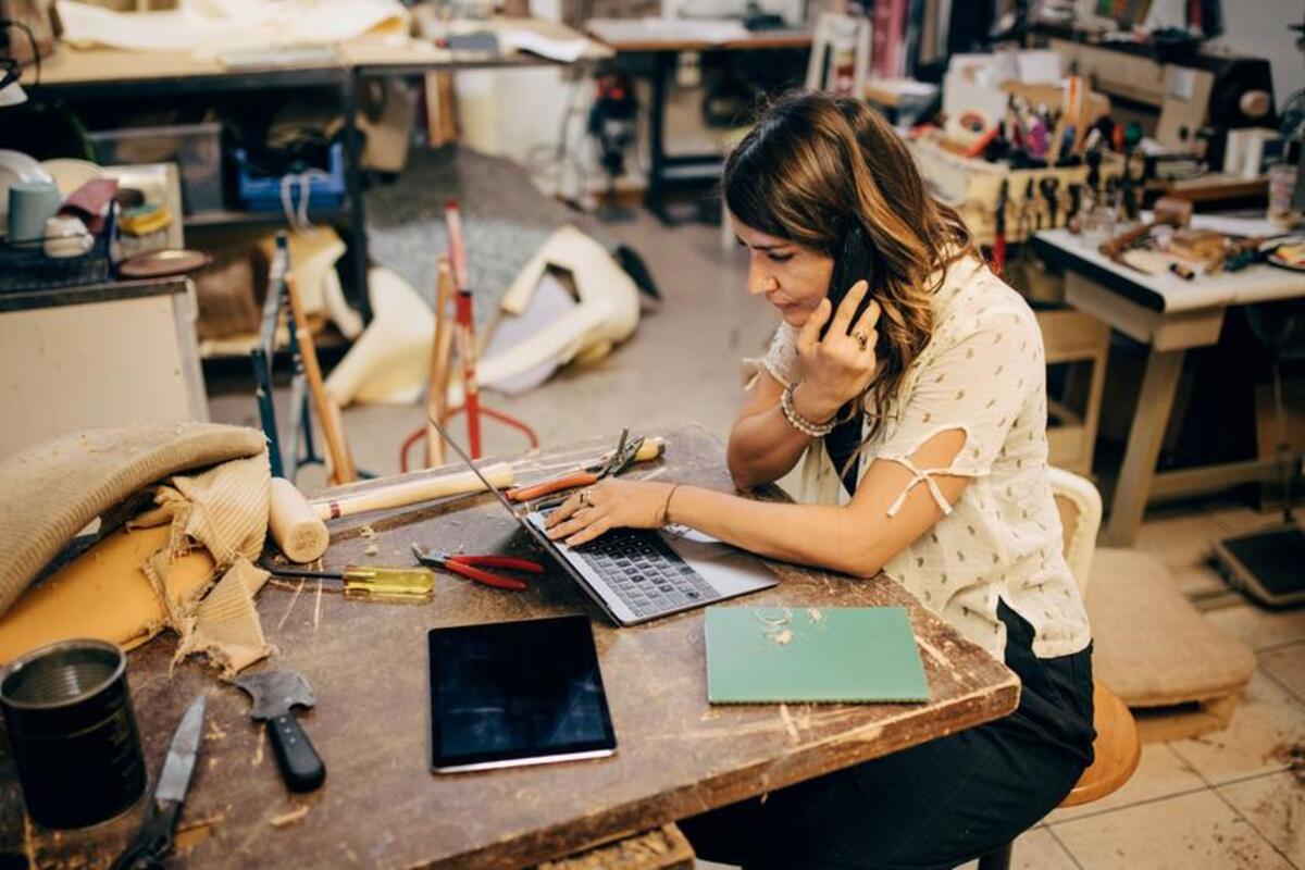 Bizneswoman rozmawia przez telefon