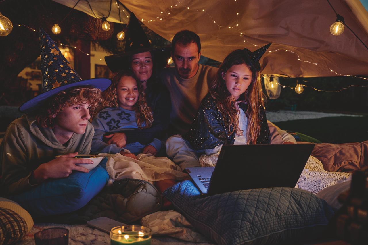 Rodzinne oglądanie serialu na laptopie