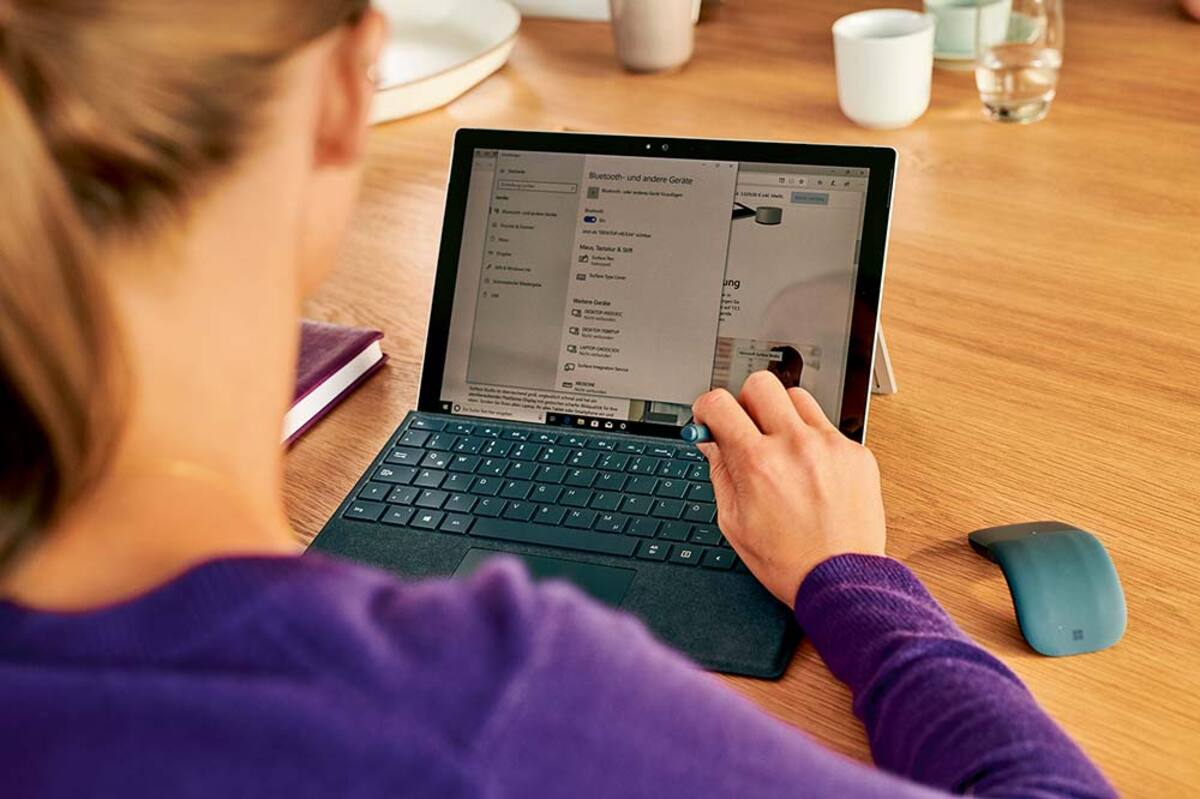 Młoda kobieta podczas pracy na laptopie