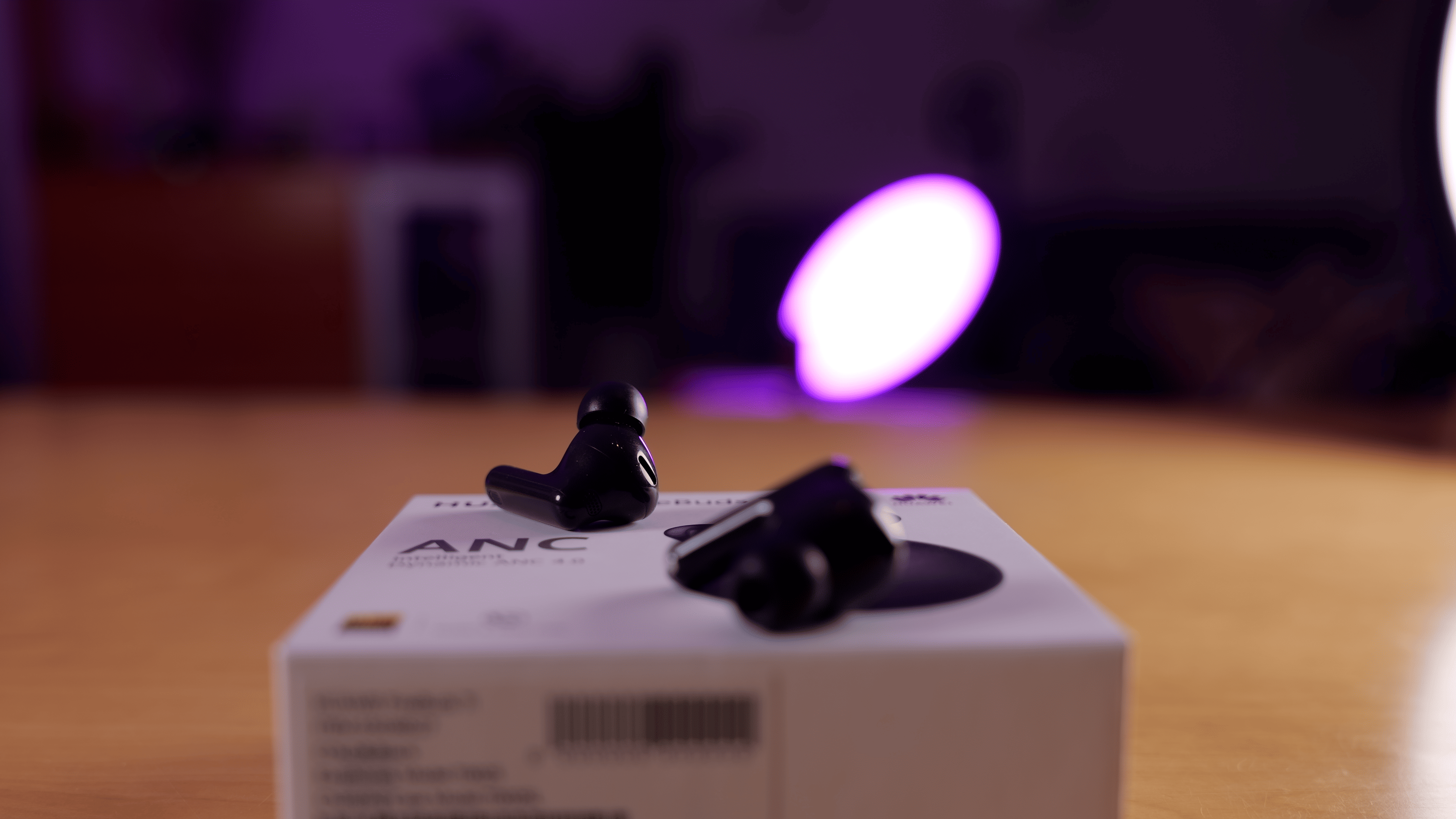 Słuchawki Huawei Freebuds 7i leżące na oryginalnym pudełku