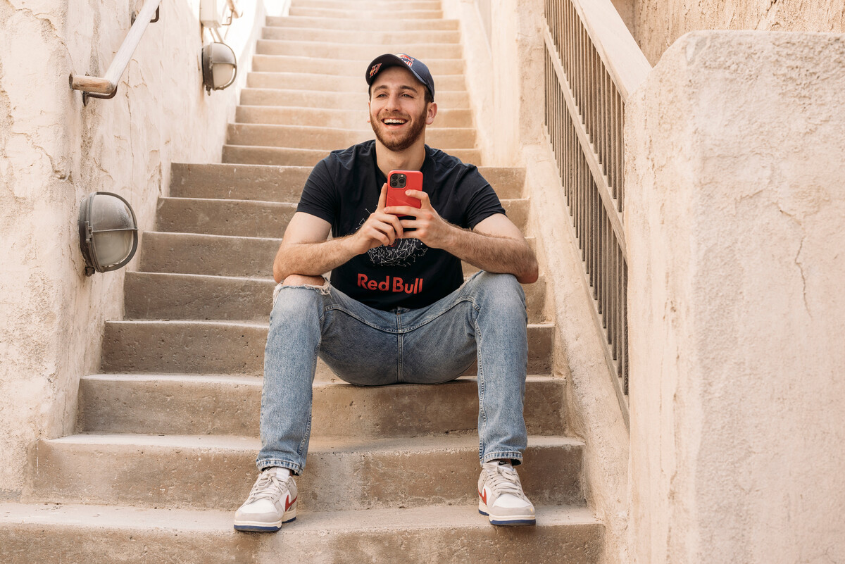 Mężczyzna korzysta z telefonu w ofercie Red Bull MOBILE