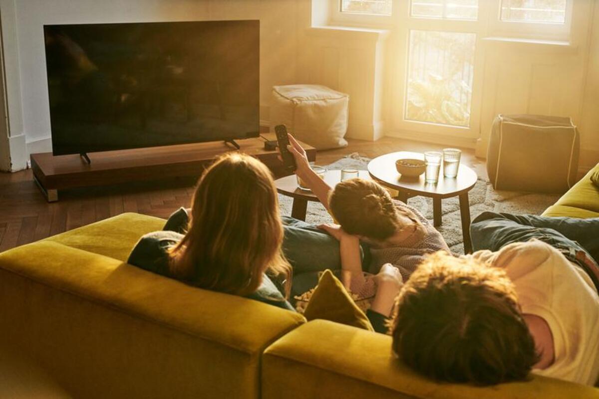 Oglądanie telewizji to jeden ze sposobów na wspólne spędzanie czasu z bliskimi