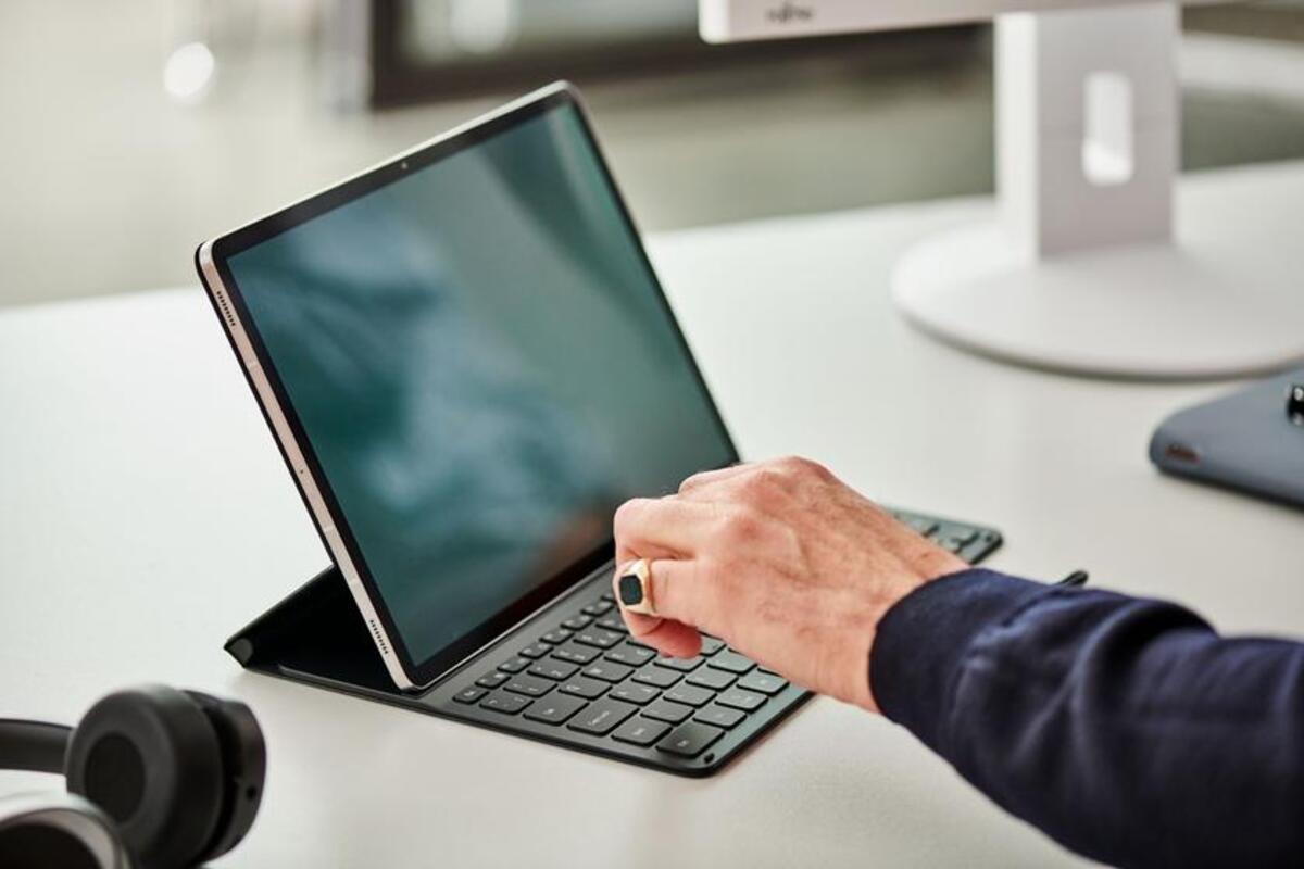 Laptop podłączony do internetu